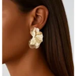 قرط بتلة الزهور مطلي بالذهب