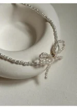 ⁦قلادة لؤلؤ فيونكة⁩ - الصورة ⁦2⁩