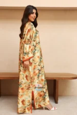 ⁦جلابية مغربية من حرير أرماني الفاخر بتصميم واسع وتفاصيل ذهبية أنيقة⁩ - الصورة ⁦2⁩