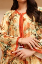 ⁦جلابية مغربية من حرير أرماني الفاخر بتصميم واسع وتفاصيل ذهبية أنيقة⁩ - الصورة ⁦3⁩