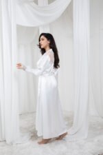 ⁦طقم روب وقميص نوم ساتان طويل - أبيض (2 قطعة)⁩ - الصورة ⁦2⁩