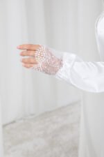 ⁦طقم روب وقميص نوم ساتان طويل - أبيض (2 قطعة)⁩ - الصورة ⁦6⁩