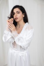 ⁦طقم روب وقميص نوم ساتان طويل - أبيض (2 قطعة)⁩ - الصورة ⁦5⁩