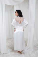 ⁦طقم روب وقميص نوم ساتان طويل - أبيض (2 قطعة)⁩ - الصورة ⁦3⁩