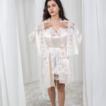 طقم روب و قميص نوم ساتان قصير- أبيض لؤلؤي (2 قطعة)