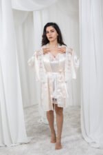 طقم روب و قميص نوم ساتان قصير- أبيض لؤلؤي (2 قطعة)