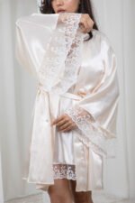 ⁦طقم روب و قميص نوم ساتان قصير- أبيض لؤلؤي (2 قطعة)⁩ - الصورة ⁦5⁩