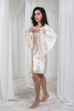 ⁦طقم روب و قميص نوم ساتان قصير- أبيض لؤلؤي (2 قطعة)⁩ - الصورة ⁦4⁩