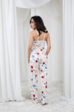 ⁦بيجامة بيضاء منقوشة بالزهور الملونة⁩ - الصورة ⁦3⁩