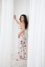 ⁦بيجامة بيضاء منقوشة بالزهور الملونة⁩ - الصورة ⁦2⁩