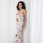 بيجامة بيضاء منقوشة بالزهور الملونة