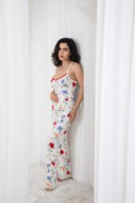 بيجامة بيضاء منقوشة بالزهور الملونة