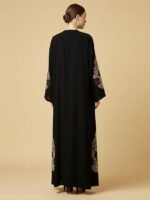 ⁦عباية سوداء انيقة مطرزة بالزهور⁩ - الصورة ⁦5⁩