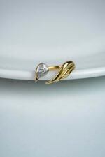 ⁦خاتم "سوان" زركون هندسي – ستانلس ستيل مطلي بالذهب عيار 18 أو الفضة اللامعة⁩ - الصورة ⁦4⁩