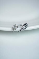 ⁦خاتم "سوان" زركون هندسي – ستانلس ستيل مطلي بالذهب عيار 18 أو الفضة اللامعة⁩ - الصورة ⁦6⁩