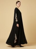 ⁦عباية سوداء انيقة مطرزة بالزهور⁩ - الصورة ⁦2⁩