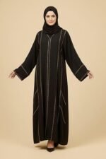 ⁦عباية سوداء مطرزة⁩ - الصورة ⁦2⁩
