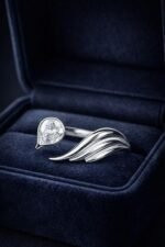 ⁦خاتم "سوان" زركون هندسي – ستانلس ستيل مطلي بالذهب عيار 18 أو الفضة اللامعة⁩ - الصورة ⁦7⁩