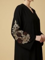 ⁦عباية سوداء انيقة مطرزة بالزهور⁩ - الصورة ⁦4⁩