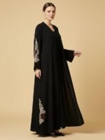 ⁦عباية سوداء انيقة مطرزة بالزهور⁩ - الصورة ⁦3⁩