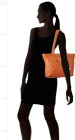 ⁦شنطة يد مبطنة مزينة بعقدة (فونكة) أنيقة – حقيبة كلاسيكية بمقبض ذهبي وأقسام متعددة⁩ - الصورة ⁦3⁩