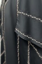 ⁦عباية سوداء مطرزة⁩ - الصورة ⁦6⁩