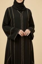 ⁦عباية سوداء مطرزة⁩ - الصورة ⁦3⁩