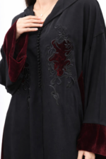 ⁦جلابية مغربية سوداء فاخرة بتطريز مخملي ولمسات أنيقة⁩ - الصورة ⁦5⁩