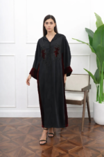 ⁦جلابية مغربية سوداء فاخرة بتطريز مخملي ولمسات أنيقة⁩ - الصورة ⁦3⁩