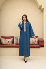 ⁦جلابية مغربية أنيقة بقماش كريب ناعم وتطريز راقٍ⁩ - الصورة ⁦2⁩