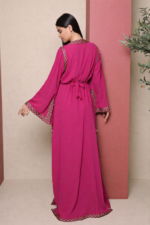 ⁦قفطان فاخر من قطعتين بتطريز ذهبي أنيق وقصّة انسيابية⁩ - الصورة ⁦7⁩