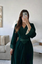 ⁦قفطان مخملي فاخر بياقة V وحزام خصر بتصميم أنيق⁩ - الصورة ⁦2⁩