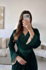 ⁦قفطان مخملي فاخر بياقة V وحزام خصر بتصميم أنيق⁩ - الصورة ⁦3⁩