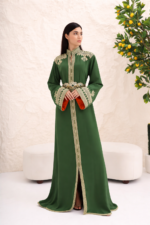 ⁦قفطان أخصر فاخر مطرز باللون الذهبي⁩ - الصورة ⁦2⁩