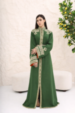 ⁦قفطان أخصر فاخر مطرز باللون الذهبي⁩ - الصورة ⁦3⁩