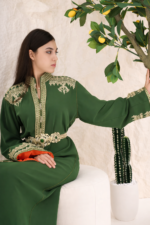 ⁦قفطان أخصر فاخر مطرز باللون الذهبي⁩ - الصورة ⁦5⁩