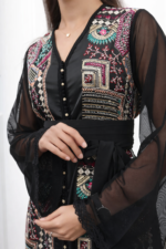 ⁦قفطان فاخر بقطعتين بتصميم كلاسيكي أنيق مع حزام خصر⁩ - الصورة ⁦3⁩