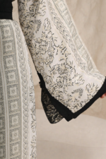 ⁦قفطان فاخر بلون أبيض عاجي مع تفاصيل سوداء بتصميم راقٍ بقطعتين⁩ - الصورة ⁦5⁩