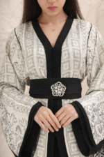 ⁦قفطان فاخر بلون أبيض عاجي مع تفاصيل سوداء بتصميم راقٍ بقطعتين⁩ - الصورة ⁦4⁩