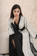 ⁦قفطان فاخر بلون أبيض عاجي مع تفاصيل سوداء بتصميم راقٍ بقطعتين⁩ - الصورة ⁦3⁩