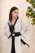 ⁦قفطان فاخر بلون أبيض عاجي مع تفاصيل سوداء بتصميم راقٍ بقطعتين⁩ - الصورة ⁦2⁩