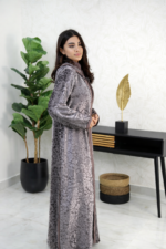 ⁦قفطان مغربي فاخر بقطعتين بتصميم أنيق يجمع بين المخمل والكريب⁩ - الصورة ⁦2⁩