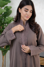 ⁦قفطان مغربي فاخر بقطعتين بتصميم أنيق يجمع بين المخمل والكريب⁩ - الصورة ⁦5⁩