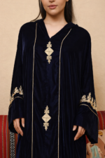 ⁦جلابية مغربية مخمل فاخر بتطريز أنيق وقصّة انسيابية⁩ - الصورة ⁦3⁩