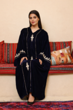 ⁦جلابية مغربية مخمل فاخر بتطريز أنيق وقصّة انسيابية⁩ - الصورة ⁦2⁩