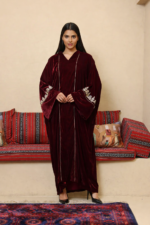 ⁦جلابية مغربية مخمل فاخرة بتطريز يدوي أنيق⁩ - الصورة ⁦3⁩
