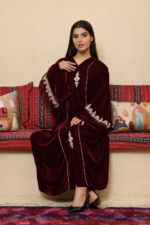 ⁦جلابية مغربية مخمل فاخرة بتطريز يدوي أنيق⁩ - الصورة ⁦2⁩