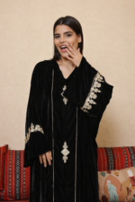 ⁦جلابية مغربية مخمل فاخرة بتطريز يدوي أنيق⁩ - الصورة ⁦3⁩