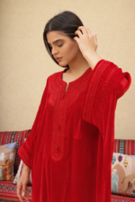 ⁦قفطان مخملي فاخر بتطريز ناعم وأكمام واسعة أنيقة⁩ - الصورة ⁦2⁩