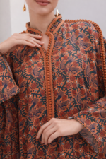 ⁦قفطان فاخر بنقوش راقية وتصميم انسيابي بلمسات أنثوية فاخرة⁩ - الصورة ⁦2⁩